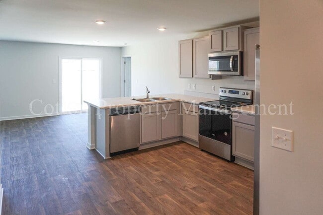 Photo - 602 Draymore Dr NE