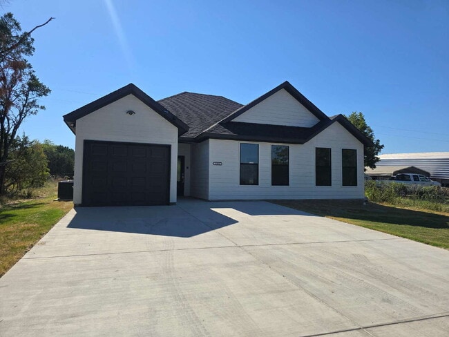 Building Photo - "New 3-Bed Oasis with Quartz Finishes and Modern Look!