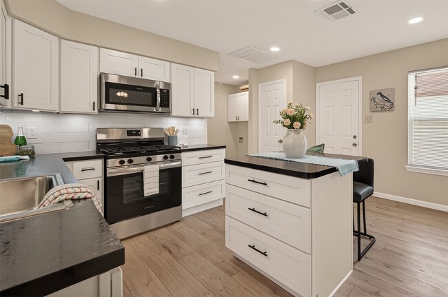 Building Photo - 13843 Northlake Dr