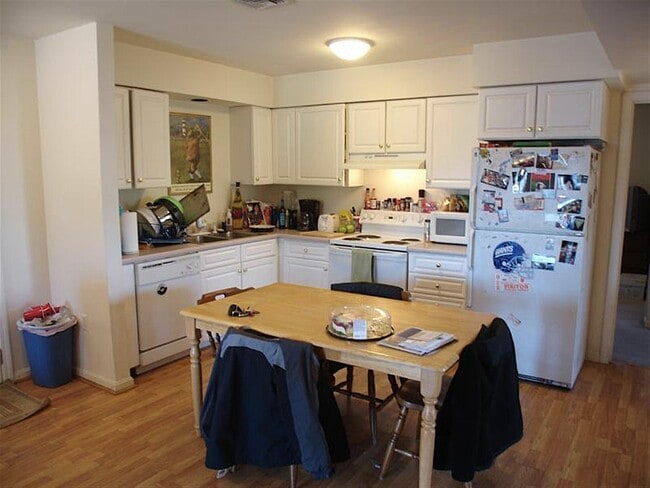 Building Photo - 10 Kent Ct Unit 1