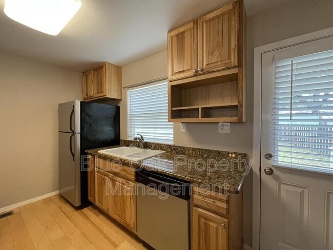 Photo - 570 E 19th St