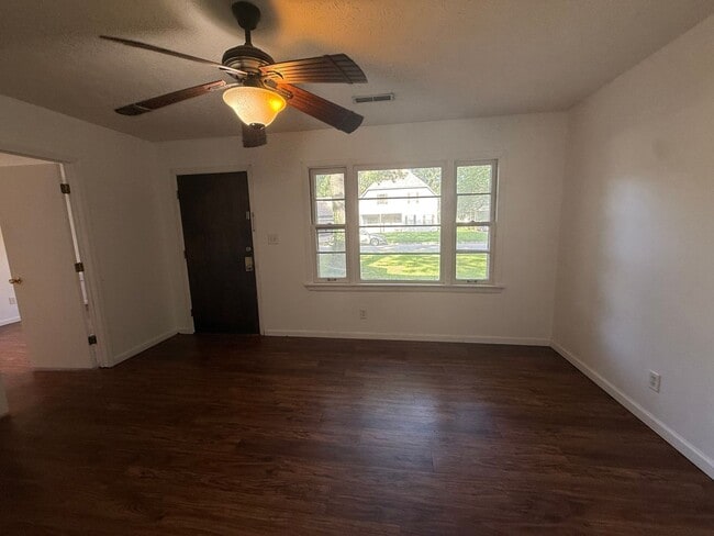 Photo - Charming 3 Bedroom 1 Bath Home AVAILABLE NOW!!