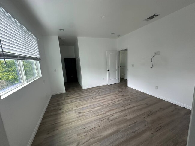 Photo - 15122 Burbank Blvd