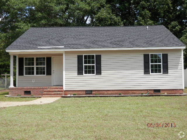 Building Photo - 3 Bedroom, 2 Bath Home