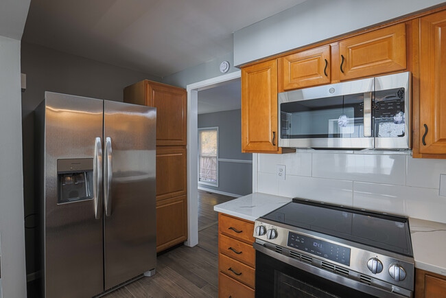 Photo - 733 Farnham Pl