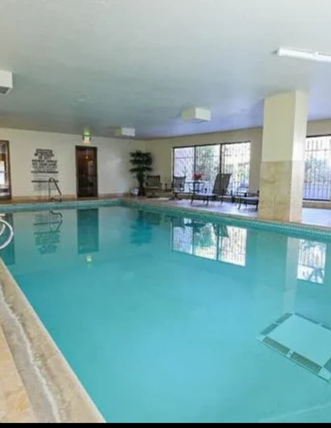 Building Photo - 245 N Vine St Unit 000