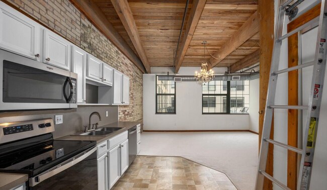 Photo - 940 Monroe Ave NW