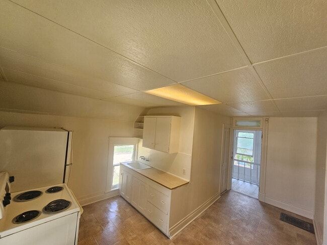 122 Oak St Unit 122 1/2 Oak St