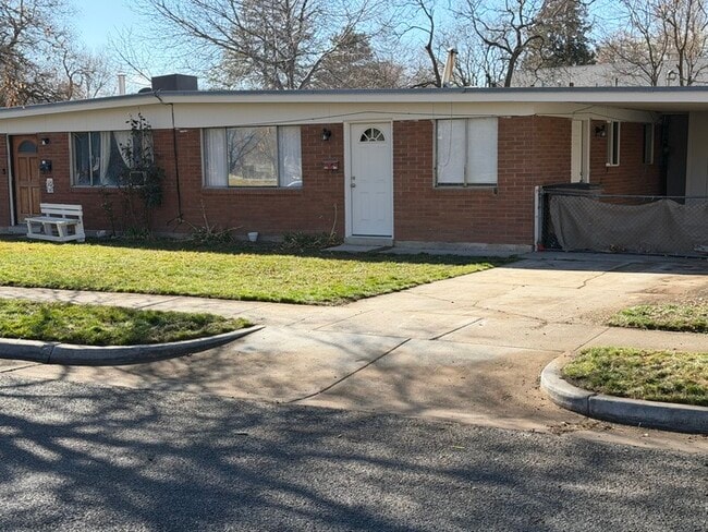 Building Photo - 833 N Riverside Dr