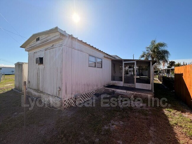 Photo - 121 Coachlight Ln