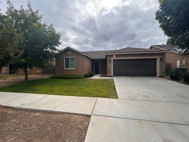Building Photo - Don't miss this out 3 bedroom 2 bath with solar in Hanford!