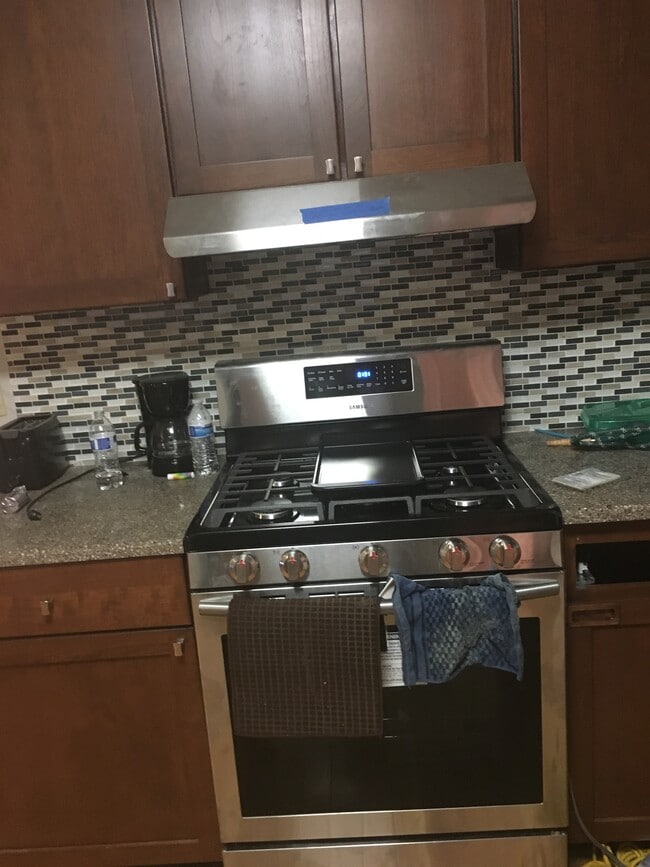 Kitchen with gas woven - 940 McBryde Ln