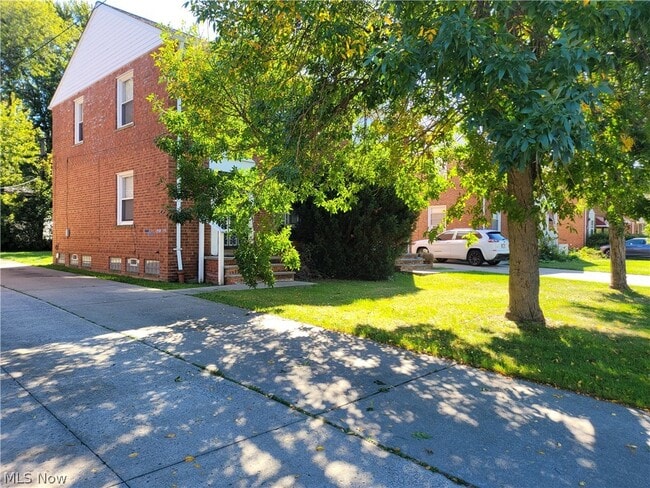 Photo - 255 E 250th St