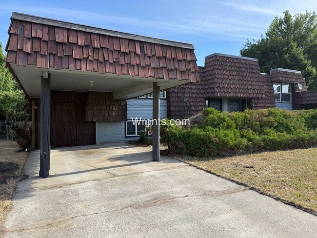11005-11007 E 32nd Ave