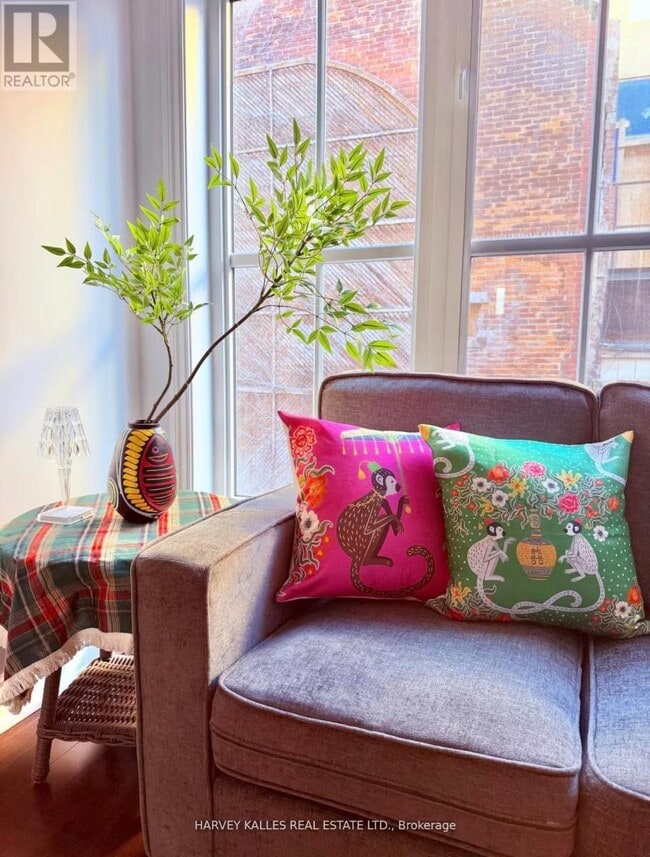 Photo - 543 C Parliament St