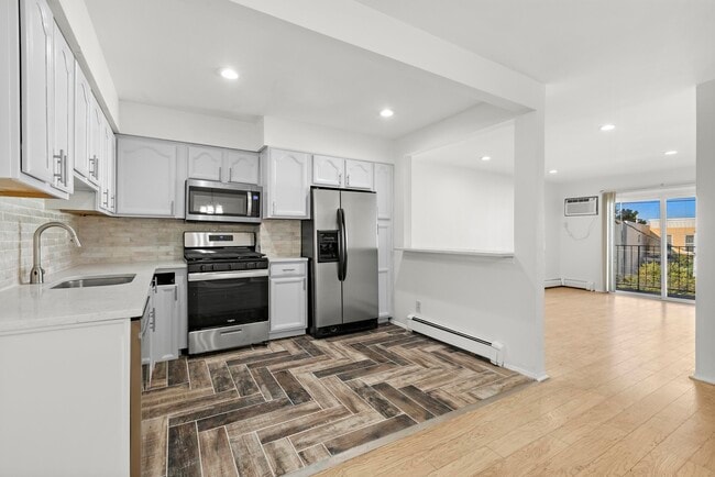 Building Photo - 95A FERRY St Unit 3