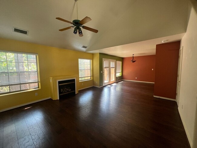 Building Photo - (Lease Pending) 3 Bed/2.5 Bath in The Town... Rental