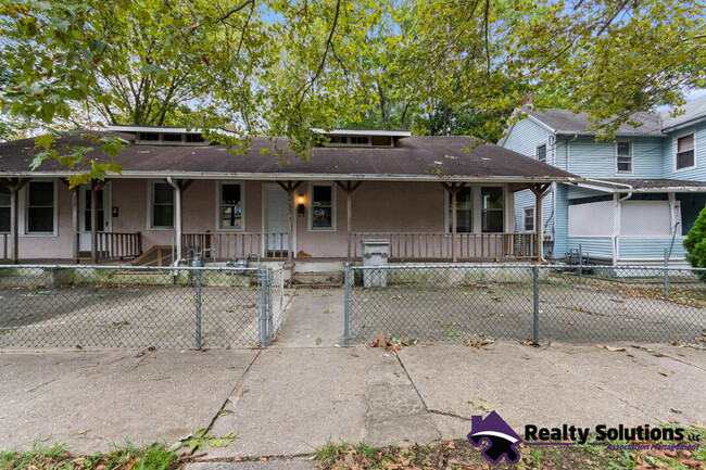 Building Photo - 733 E Cherry St