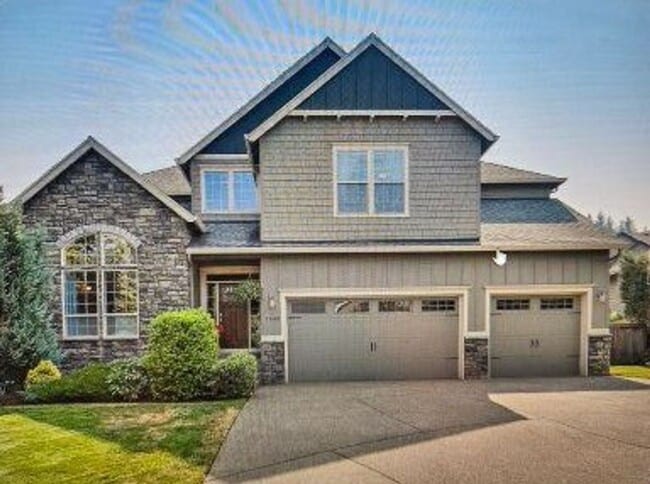 Building Photo - Stunning Large Home with 3 primary bedroom...
