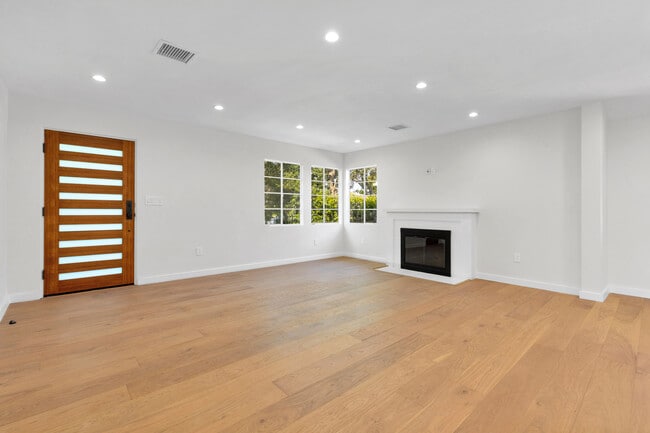 Building Photo - 3444 S Bentley Ave Rental