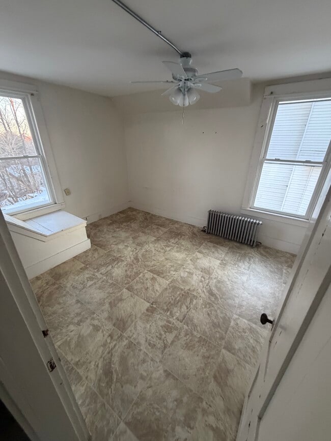 bedroom - 50 Silver St Unit 52-2