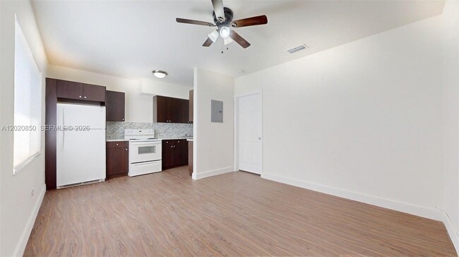 Photo - 74 W 15th St Unidad 2