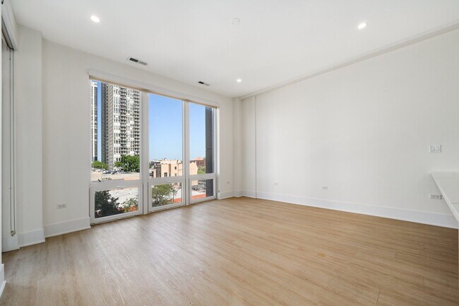 159 W North Ave