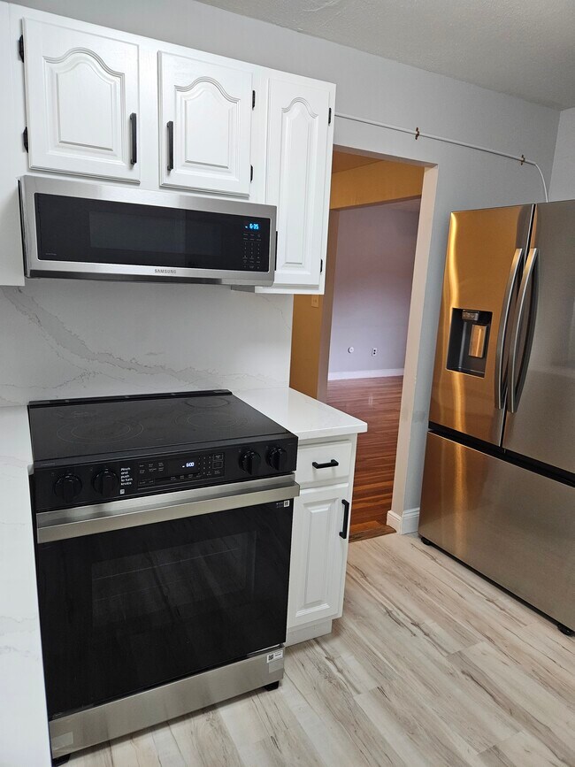 Kitchen - 4 Brook Rd