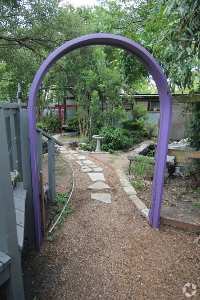 Building Photo - 1045 Rosemont St Unit Charming Casita Rental