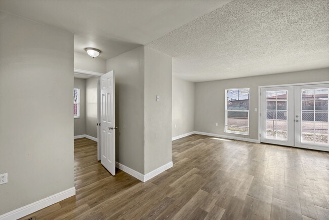 Photo - 402 Sunny Ln