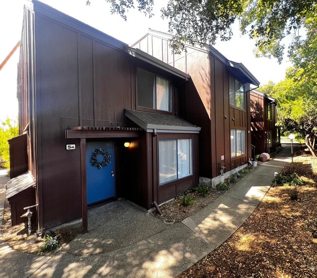 Building Photo - Updated 2-Bedroom Townhome in Novato