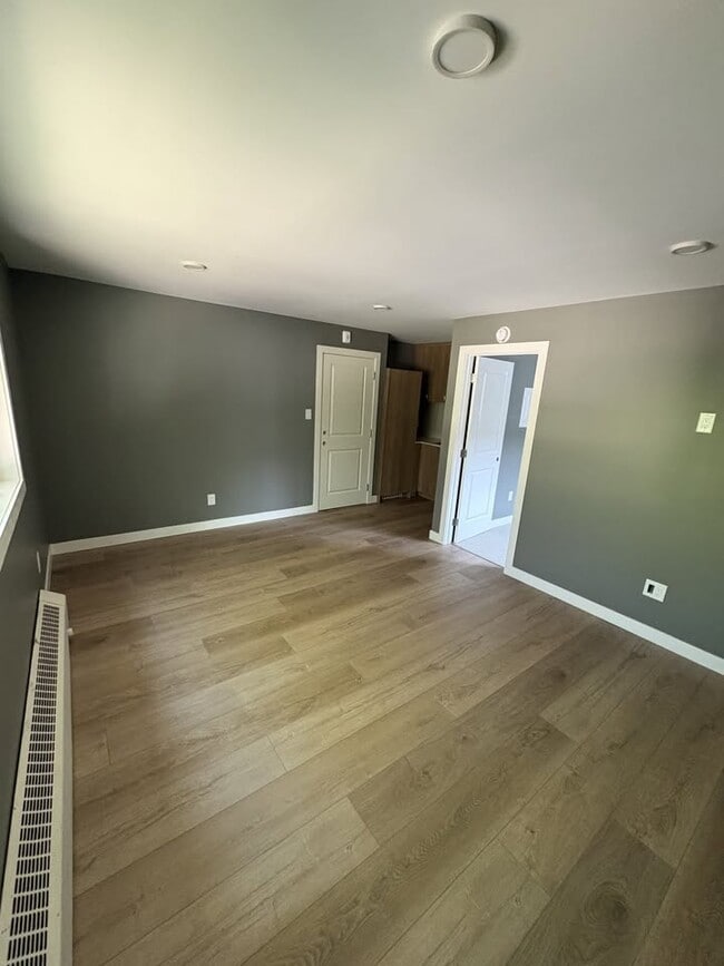 Photo - 1004-1014 14 St E