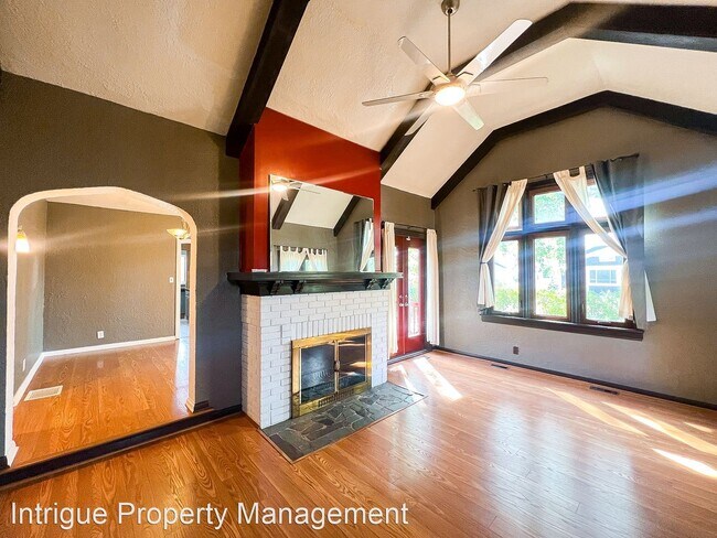 Photo - 2 br, 2 bath House - 4901 E 11th St