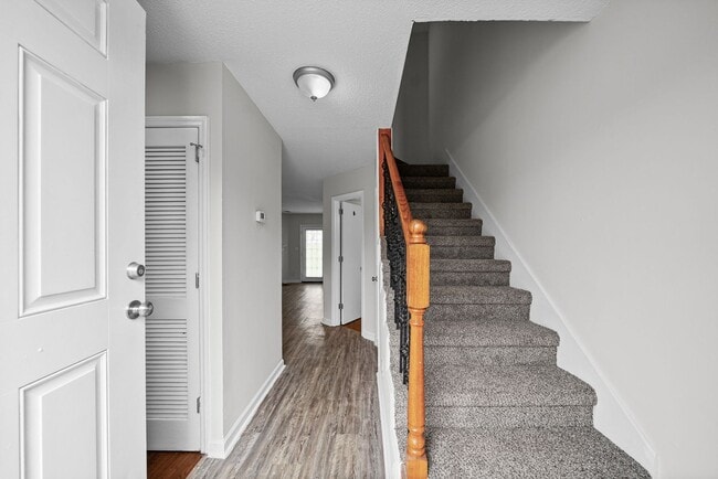 Photo - 105 Greenland Ct