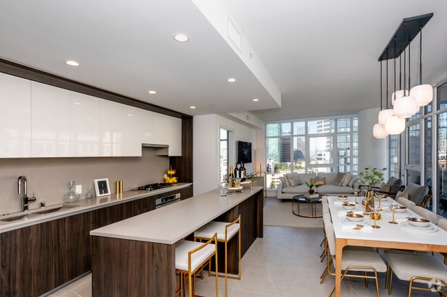 2BR, 2BA - 990 SF