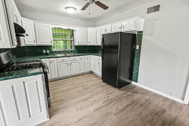 Photo - 2822 Sumter Ave
