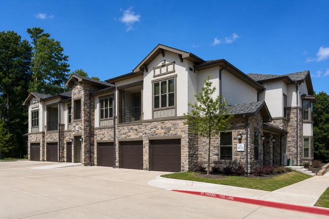 Welcome Home - Garages Available - Auberge of Tyler