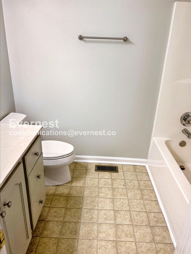 Photo - 1104 Oak Creek Trail