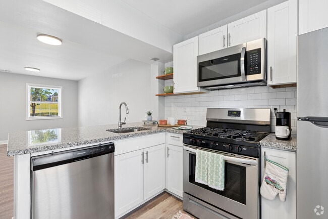 2BR, 1.5BA - 785SF - Kitchen