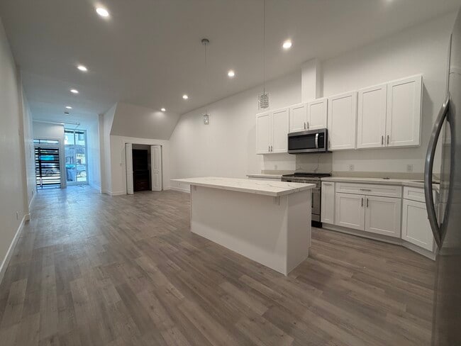 Building Photo - 1549 California St Unit A