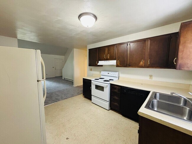 Building Photo - 653 Village Ln