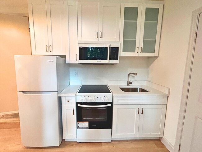 Photo - Beautifully renovated studio with extra large spa bathroom and yard