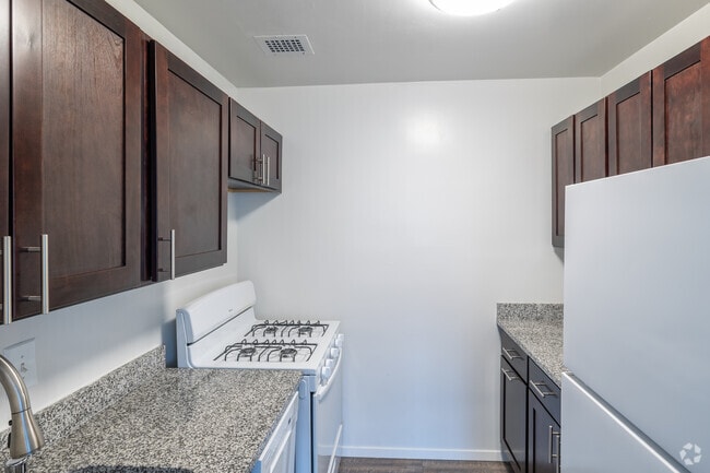Studio - 675SF - Kitchen - Dorchester Apartments
