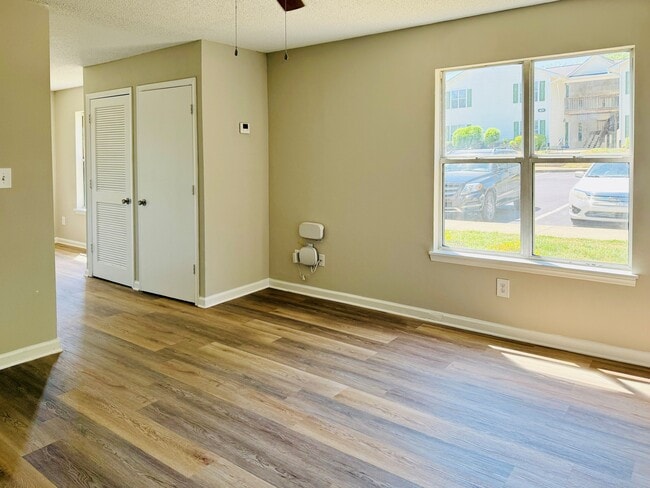 2BR,1.5BA-920 SF