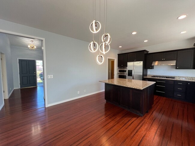 Photo - 1592 Kingston Way