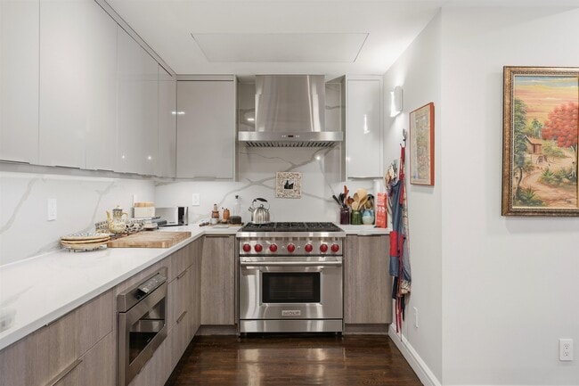 Building Photo - 347 Varick St Unit 116A
