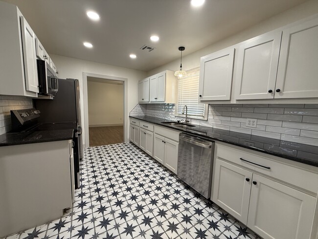 Building Photo - 1802 W 6th Ave