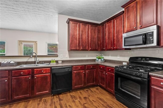 Photo - 867 Crested Hawk Trail