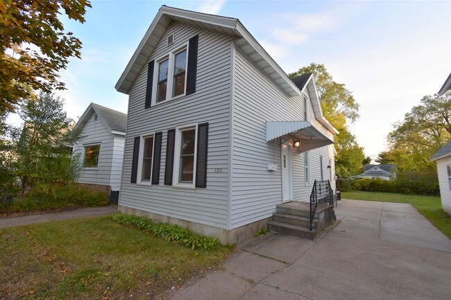 Photo - 1211 Summit St