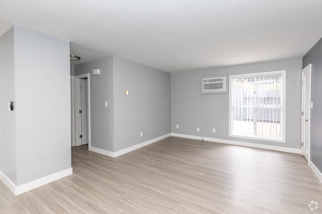 1BR, 1BA - 750SF